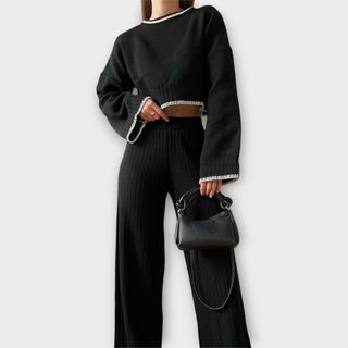 Плетен комплект с cropped блуза и изискани детайли